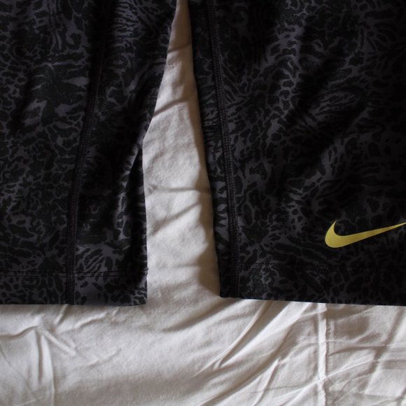 Gray/Black Compression Fit Capri Leggings ~S~ - Picture 2 of 7